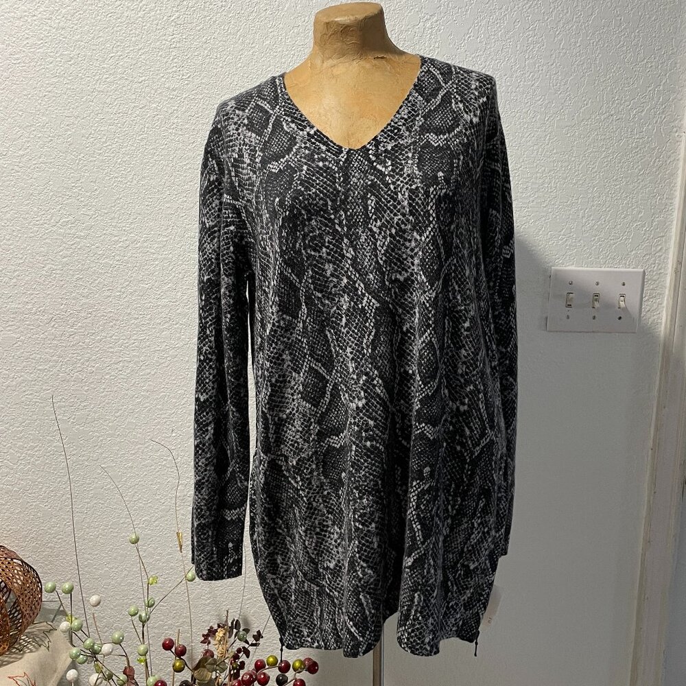 NWT $410 Gray / Black Snakeskin Snake Print Cashmere Sweater PURE AMICI L